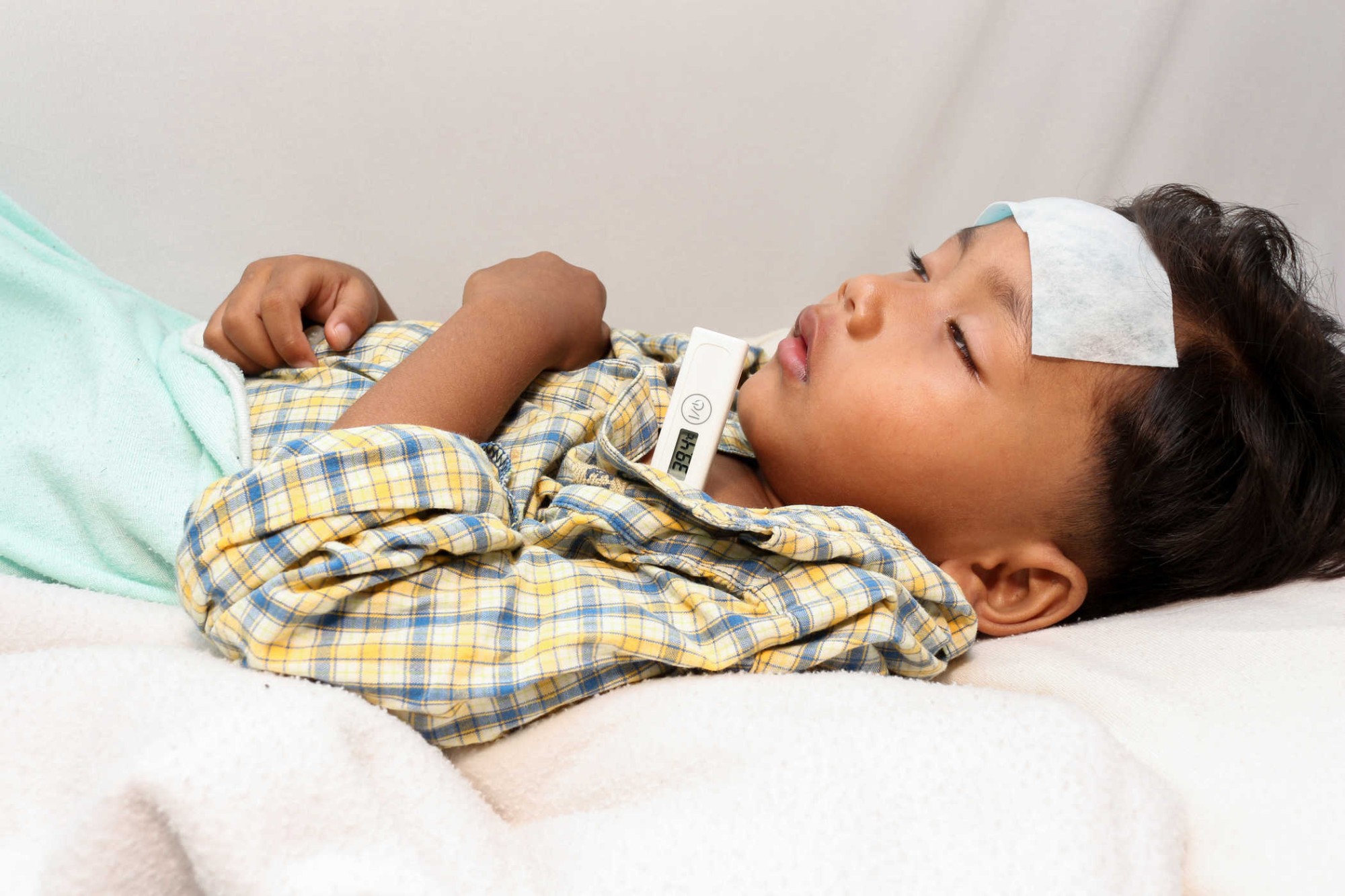 Trẻ bị co giật do sốt cao: Sơ cứu tại nhà như thế nào cho an toàn? - ảnh 1